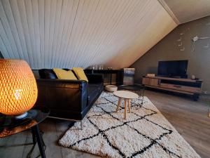 Chez Baf - Wibrin - Houffalize في Wibrin: غرفة معيشة مع أريكة وطاولة