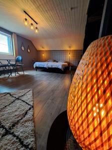 um quarto com uma cama e uma grande esfera em Chez Baf - Wibrin - Houffalize em Wibrin