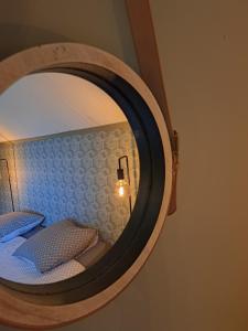 lustro odbijające łóżko w pokoju w obiekcie Chez Baf - Wibrin - Houffalize w mieście Wibrin