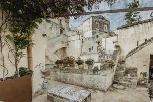 a courtyard with potted plants on a building at L'Arturo B&B in Matera