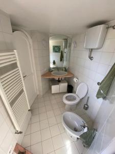 uma casa de banho branca com um WC e um lavatório em Casa Laura em Positano