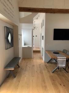 Habitación con mesa, sillas y TV. en Executive Coach House on the Hoe 2 free parking spaces en Plymouth