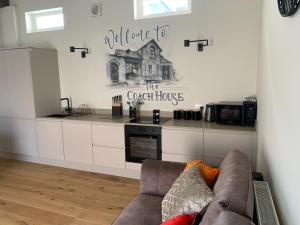 Una cocina o kitchenette en Executive Coach House on the Hoe 2 free parking spaces