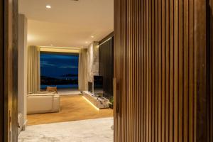 uma sala de estar com vista para o oceano em Hills Deluxe - Relaxed Luxury in style and serenity em Yalıkavak