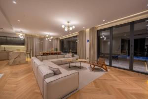 un soggiorno con divano e tavolo di Hills Deluxe - Relaxed Luxury in style and serenity a Yalıkavak