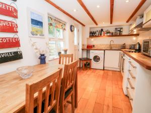 Kuchyň nebo kuchyňský kout v ubytování Honeysuckle Cottage