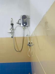 baño con ducha y una cámara en la pared en Susha Happy One 2BR First Floor Apartment, en Hikkaduwa