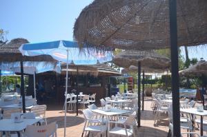 Luxury apartment Benalmadena First line餐厅或其他用餐的地方