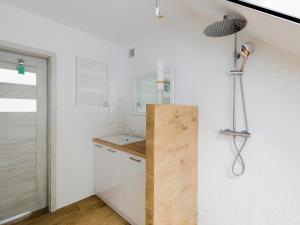 a bathroom with a sink and a shower at Cztery Luksusowe Domy na Mazurach, jezioro Juksty - SAKURAREST in Sniadowo