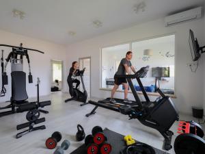 Posilňovňa alebo fitness centrum v ubytovaní Cztery Luksusowe Domy na Mazurach, jezioro Juksty - SAKURAREST