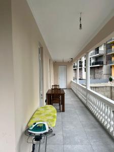 d'un balcon avec un banc et une table. dans l'établissement Guest House In Gonio, à Gonio