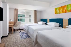 Postel nebo postele na pokoji v ubytování Four Points by Sheraton Makassar