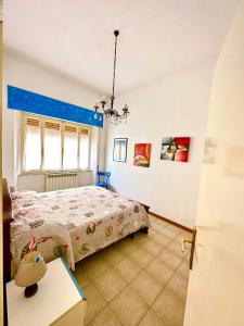 a bedroom with a bed and a table at Appartamento Mareadi in Marina di Grosseto