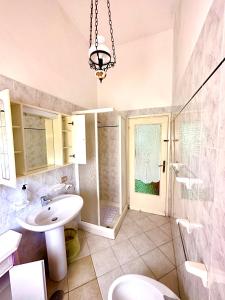 a bathroom with a sink and a shower at Appartamento Mareadi in Marina di Grosseto