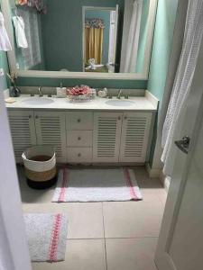 bagno con lavandino e specchio di Jamaican Villa Alluring Exquisite Stays a Priory