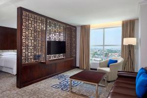 TV a/nebo společenská místnost v ubytování Four Points by Sheraton Makassar