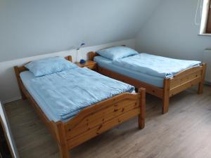 two beds sitting next to each other in a room at Apartment an den Teichen in Lengede
