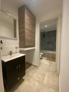 a bathroom with a sink and a bath tub at FINCA NOVA Apartment 2 in Balcarce