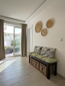 salon z kanapą i oknem w obiekcie Blue House w Costa de Caparica