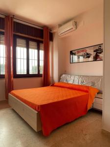 - une chambre avec un lit et une couette en orange dans l'établissement La finestra sul mare B&B, à Crotone 38 autres photos
