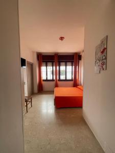 une chambre avec un lit et deux fenêtres dans l'établissement La finestra sul mare B&B, à Crotone