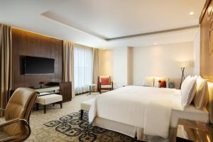 TV a/nebo společenská místnost v ubytování Four Points by Sheraton Makassar