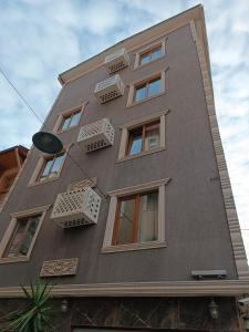 wysoki budynek z oknami i frisbee w obiekcie Ottoman Design Apartments w Stambule