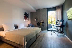 Postel nebo postele na pokoji v ubytování Das Eckert - Lifestyle Design Hotel & Fine Dining bei Basel (Grenzach)