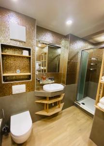 メッツィンゲンにあるL-DOMのバスルーム(トイレ、洗面台、シャワー付)