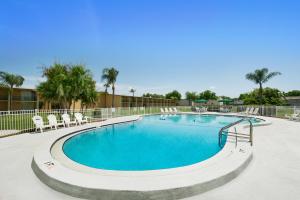 Kolam renang di atau di dekat Howard Johnson by Wyndham Winter Haven FL