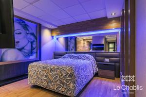 a bedroom with a bed and a large mirror at Hotel Le Chablis Cadillac in Montréal