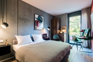 Postel nebo postele na pokoji v ubytování Das Eckert - Lifestyle Design Hotel & Fine Dining bei Basel (Grenzach)