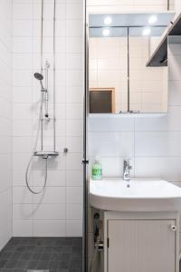 y baño con lavabo y ducha. en 2ndhomes Tampere "Ruuskanen" Apartment - 3 Bedrooms, Best Location & Sauna en Tampere