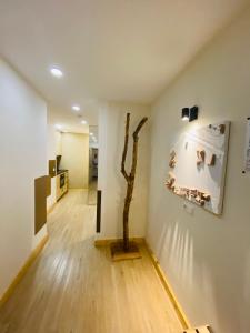 Una habitación con una pared con un árbol. en L-DOM, en Metzingen