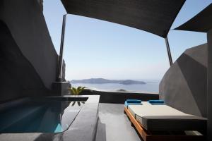 pokój z basenem i wanną w obiekcie Kivotos Santorini w Imerovíglion