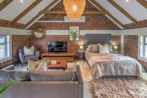 ein Wohnzimmer mit einem Sofa und einem TV in der Unterkunft Crossfire @ Home in Somerset West