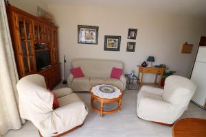 ein Wohnzimmer mit zwei Stühlen und einem Tisch in der Unterkunft Apartament with private pool and terrace in Mogán + 11 Fotos