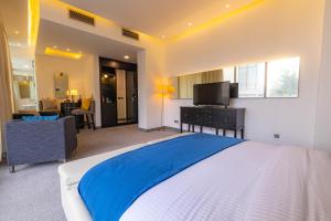 アンマンにあるBoho Boutique Hotel Ammanの青い毛布が掛けられた大きなベッドのある寝室
