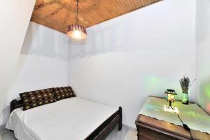 a bedroom with a bed and a wooden ceiling at Apartment 'Dan' in Zlarin