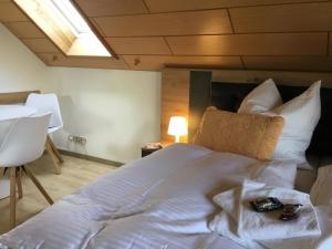 Un dormitorio con una gran cama blanca y una mesa en Ferienhaus Barth, en Bad Salzungen
