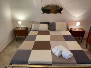 1 dormitorio con 1 cama grande y 2 mesitas de noche en Nonna Marisa House (In the rock), en Ofena
