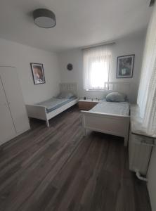 Postel nebo postele na pokoji v ubytování Gasthaus L&A Kunz