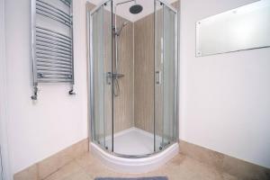 a shower with a glass door in a bathroom at Holiday House for 7 Guests, Free Wi-Fi & Self Check-In Explore Newport in Newport