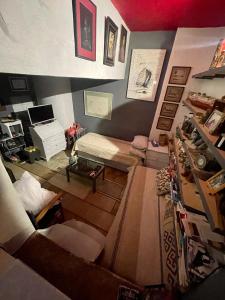 een woonkamer met een bed en een bureau bij Maison d’Art Monemvasia in Monemvasia