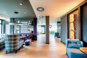 uma sala de estar com um sofá e uma mesa em Premier Inn Berlin Airport em Berlim