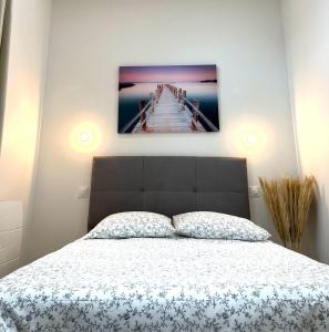 een slaapkamer met een bed met een foto van een pier bij COSY T3 Centre Reims/Pkg Privé in Reims