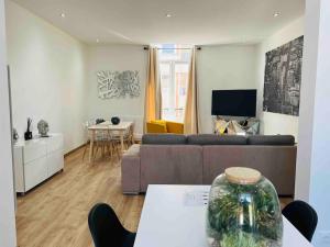 sala de estar con sofá y mesa en COSY T3 Centre Reims/Pkg Privé, en Reims