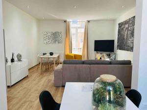 Televisyen dan/atau pusat hiburan di COSY T3 Centre Reims/Pkg Privé