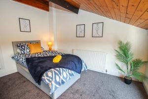 a bedroom with a bed and a plant in it at Stylish, spacious 3 bed house. Sleeps 7 in Lincoln