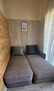 a bed in the corner of a room at Domki Przy Lesie in Stegna